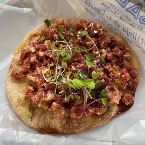 Torta de Inés Rosales con tartar de salchichón ibérico