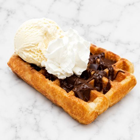 Gofre con chocolate, nata y helado de vainilla
